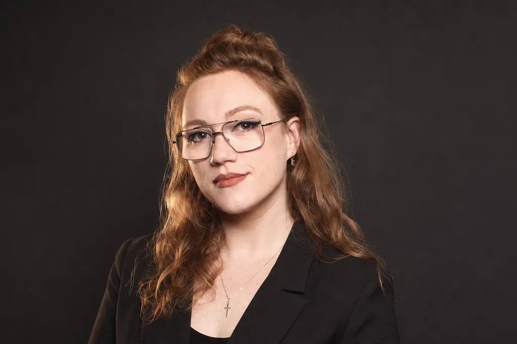 Allie - Wedding MC, DJ and Stand-Up Comedian