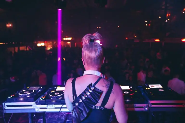 Read more about the article Toronto Wedding DJ Guide: Music Trends for 2026
