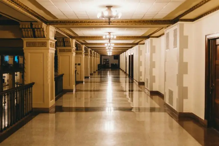 Read more about the article 7 Hamilton Grand Entrance Secrets: The “Room-Reveal Blueprint” Most Couples Miss