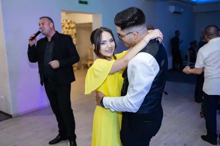 Read more about the article Wedding DJ Tips: How to Build an Unforgettable Dance Floor